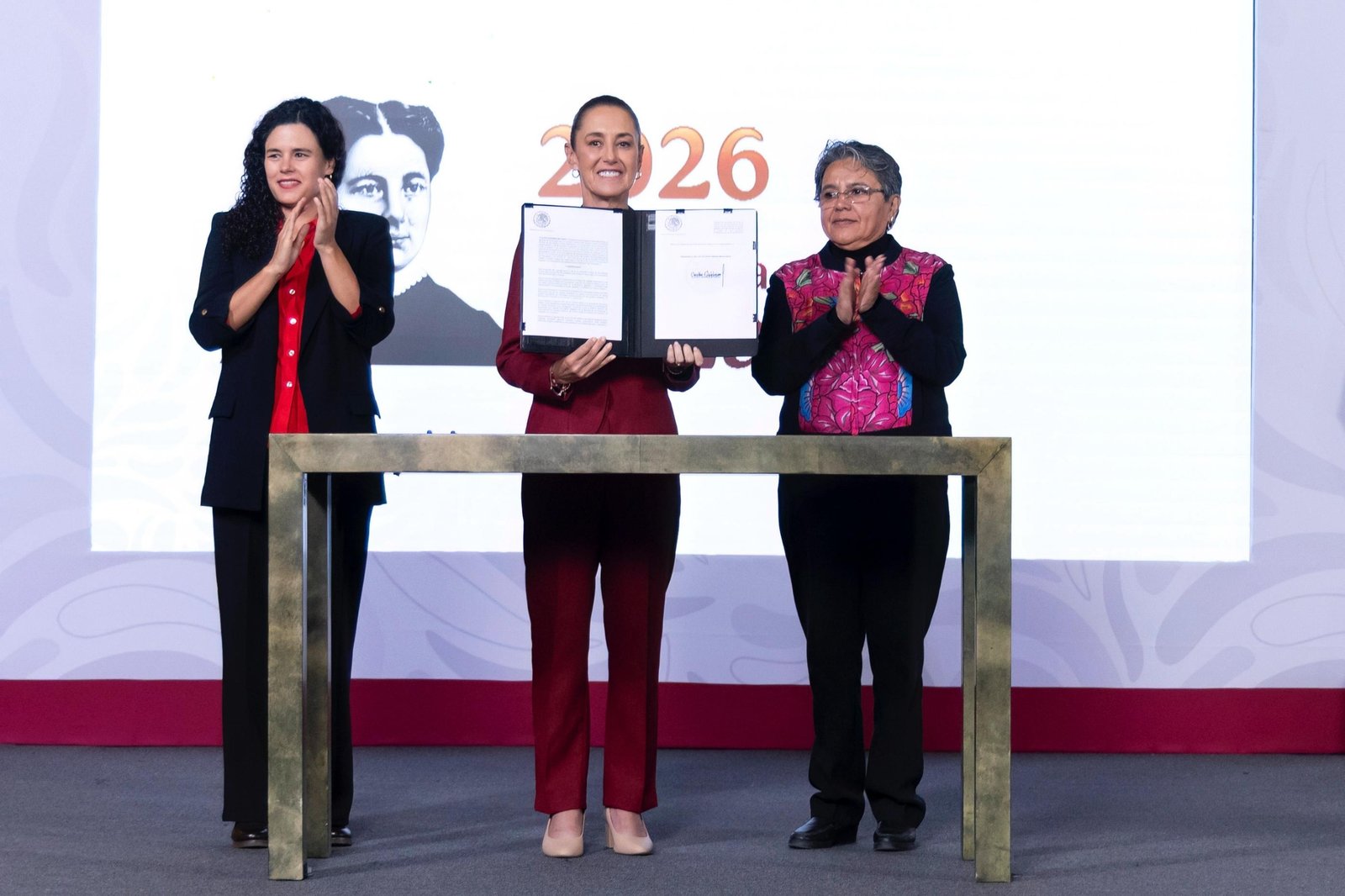 firma-de-decreto-en-materia-de-transparencia