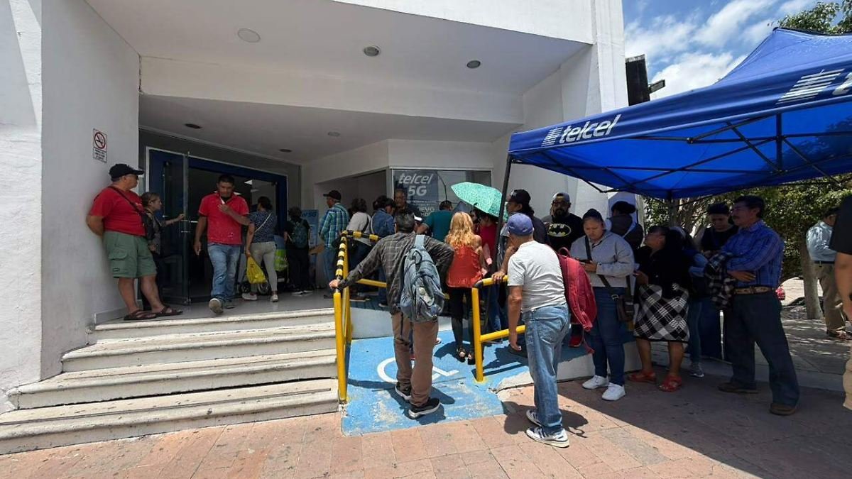 Usuarios enfrentan largas esperas de más de dos horas en centros de atención por suspensión de servicios móviles en Querétaro
